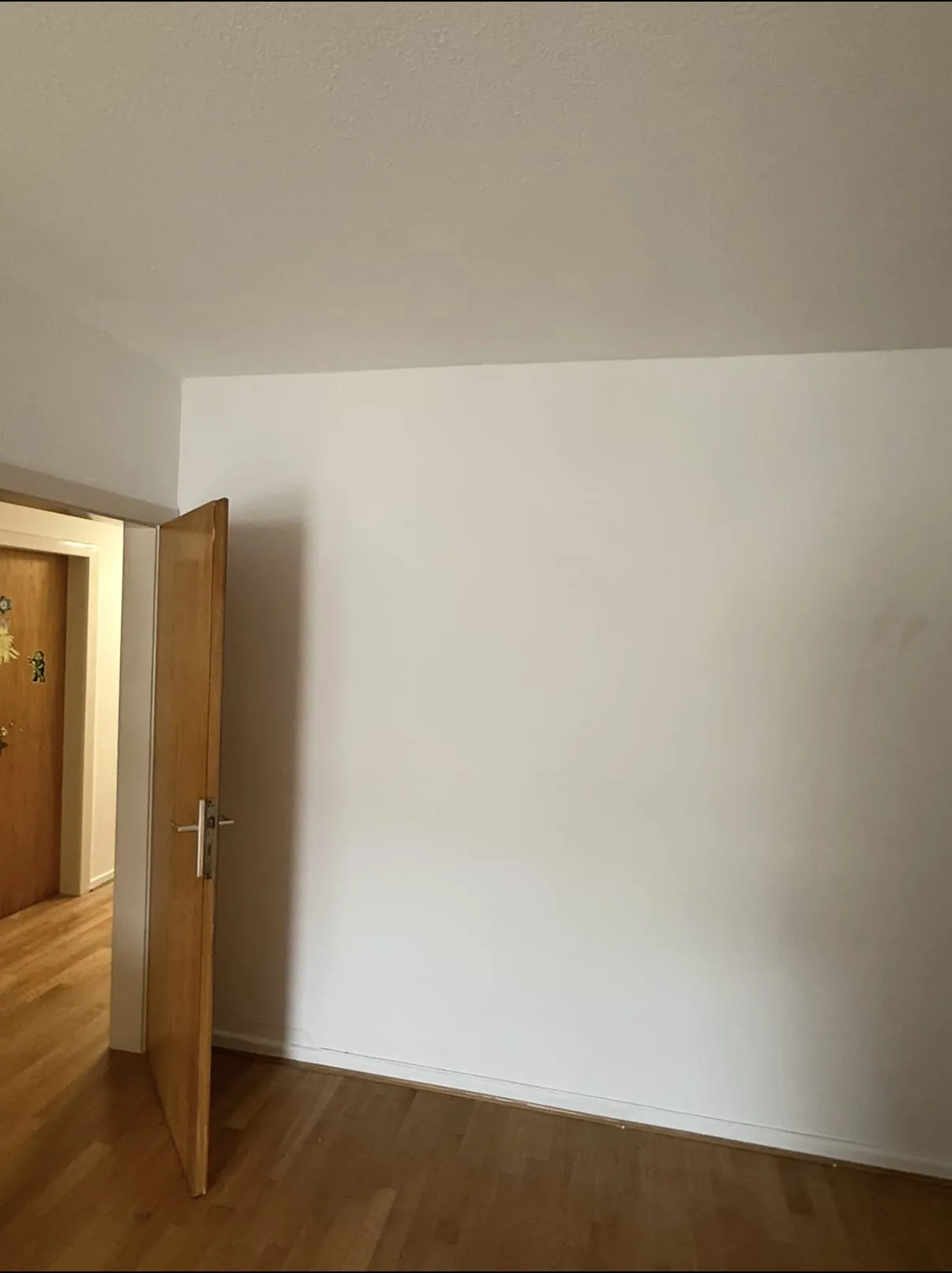 Heller Innenraum nach Malerarbeiten