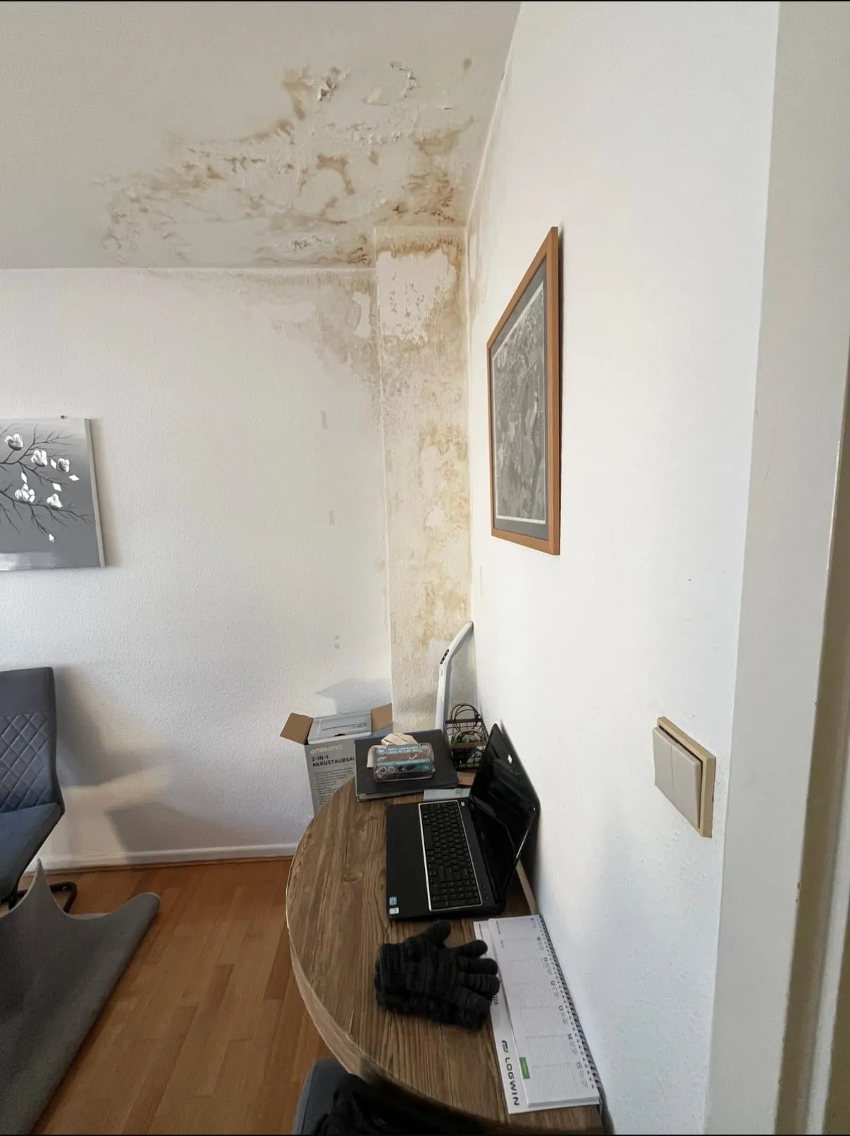 Wand- und Deckenbereich mit Feuchtigkeitsschaden vor der Sanierung