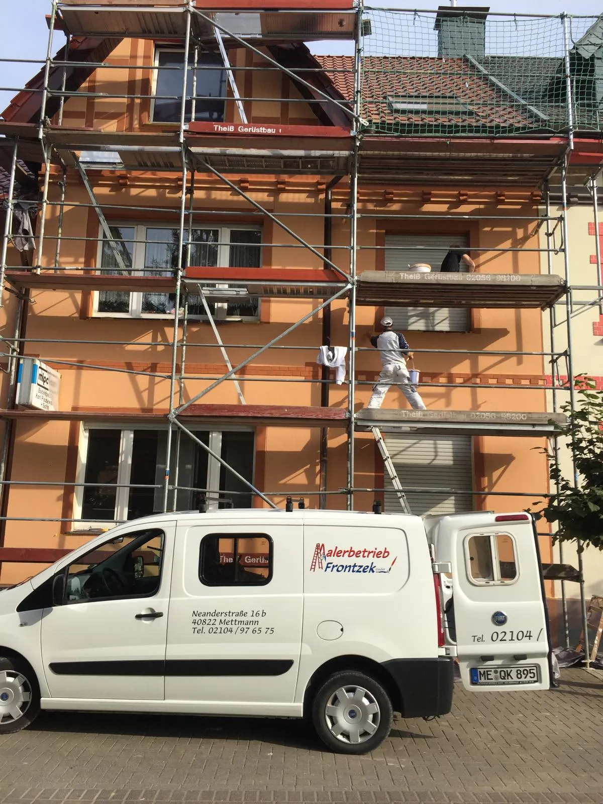 Modernes Haus mit heller Putzfassade