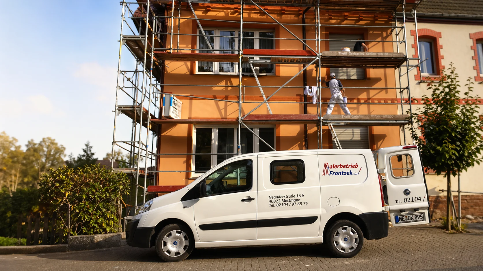 Frontzek Firmenfahrzeug vor Geruest an einer Fassadenbaustelle