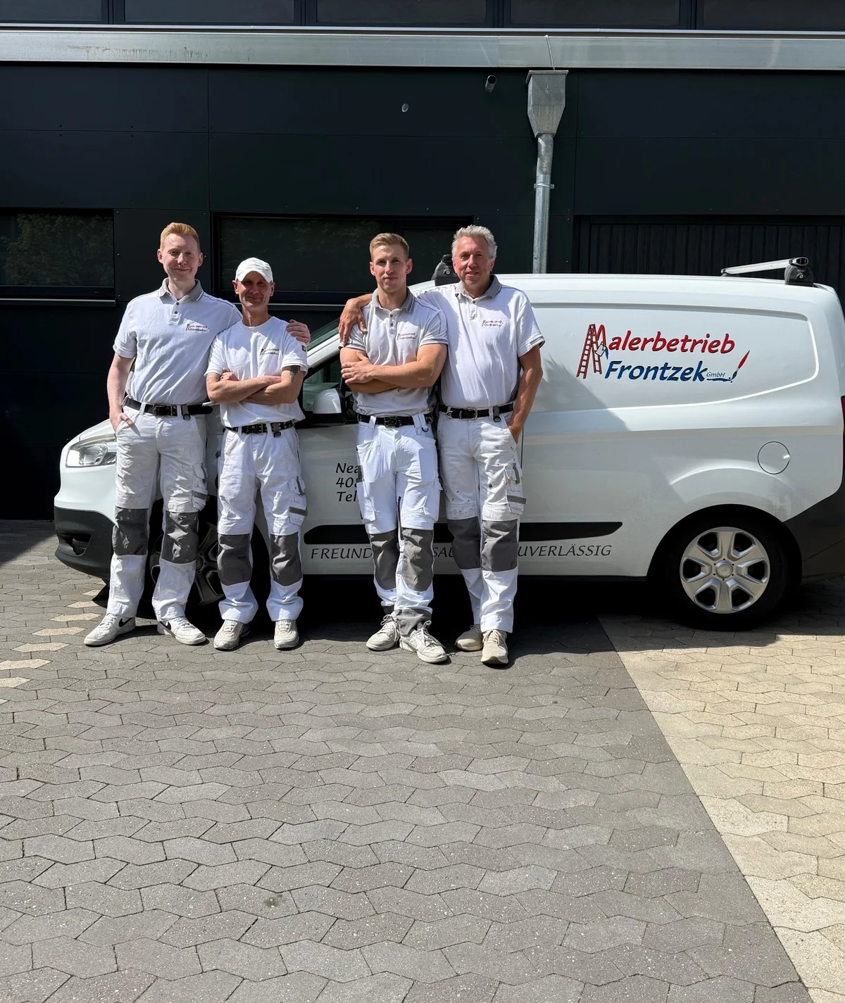 Das Team des Malerbetriebs Frontzek vor dem Firmenfahrzeug